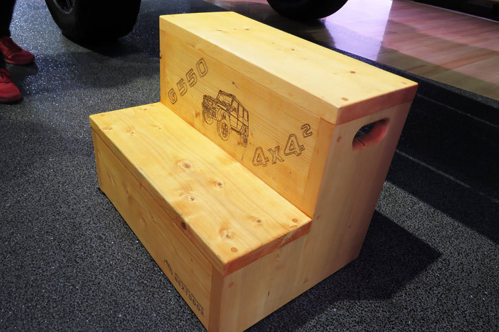 車高の高い「G550 4×4²」の撮影のために、メルセデス・ベンツ日本のスタッフが製作したという木製の台。ユニークなクルマの導入に、インポーターの意気もあがっている。