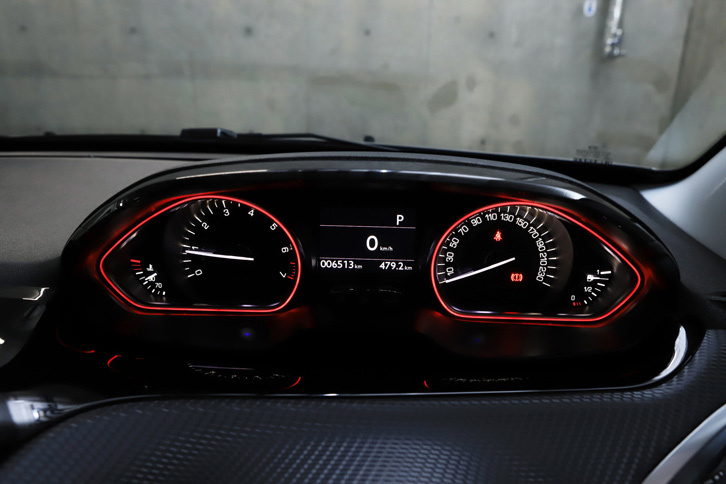 ステアリングホイールの上から視認する、ユニークなレイアウトのメーター。速度計とエンジン回転計の間には、走行情報などが表示されるインフォメーションディスプレイが装備される。