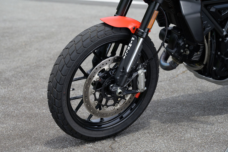 タイヤサイズは前が110/80R18、後ろが180/55R17。舗装路に加えてダートなどの走行も想定した、「ピレリMT60RS」を装着していた。