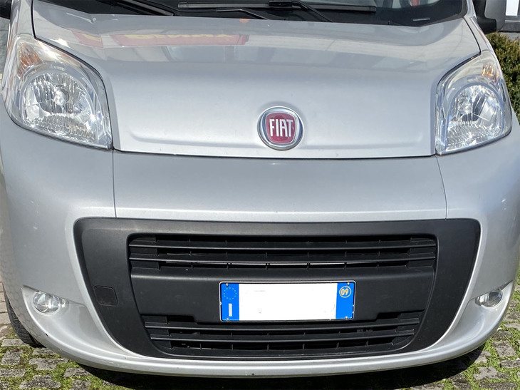 フィアットの赤いバッジは、イタリアの強い陽光によって退色しているものが多く見られる。