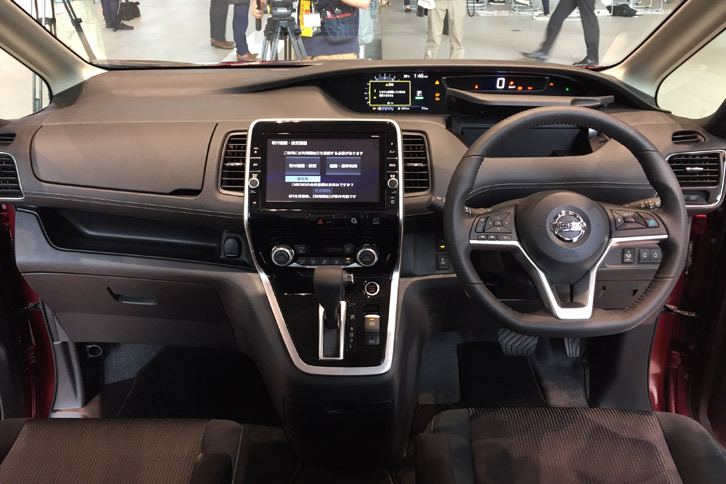 新型「セレナ」のインストゥルメントパネルまわり。