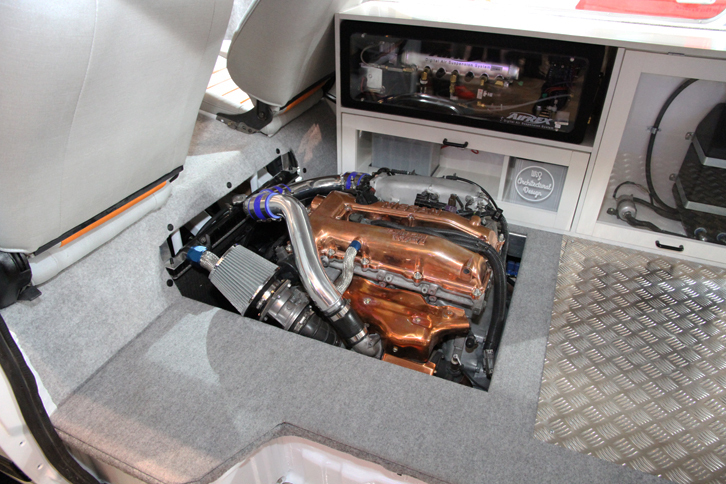 「デンジャー・アンビュランス」のパワーユニットは、「日産シルビア」などに搭載されていたSE20DET（2リッター直4 DOHC ターボ）をミドシップ。荷室右側に医療機器のように収まっているのはエアサス用のタンクなど。