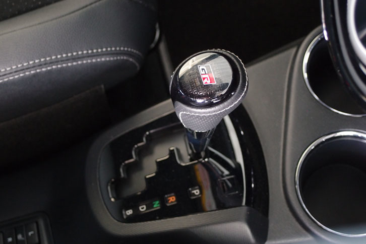 「GR」ロゴ入りの「アクア“GRスポーツ”」専用シフトノブ。写真はプロトタイプのもの。