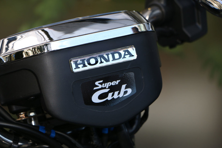 「クロスカブ」のエンブレムはステッカータイプ。通常はクロスカブ（CC）と排気量を組み合わせた「CC50」もしくは「CC110」だが、撮影車は「Super Cub」となっていた。