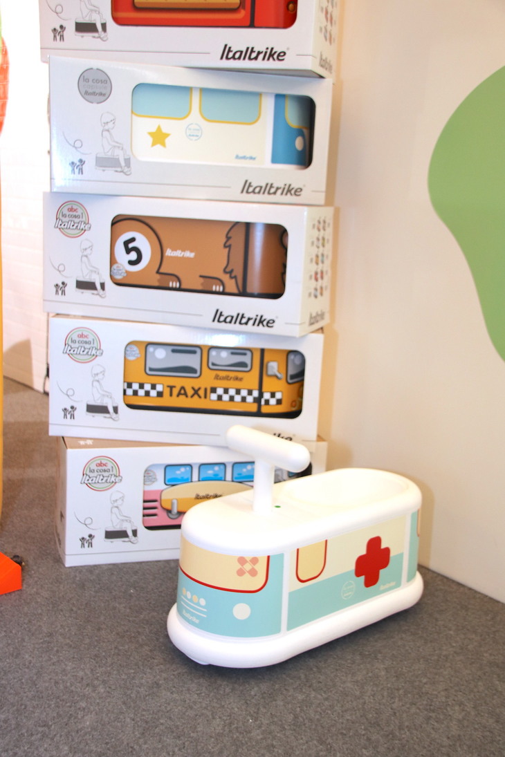 イタリア北部ヴェネト州のメーカーによる遊具「ラ・コーザ・カプスレ」。救急車風や「フォルクスワーゲン・タイプ2」風のバス、さらにタクシー風と、さまざまな図柄が用意されている。