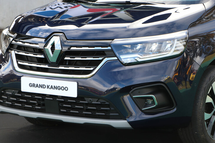 クローム装飾の使用範囲を拡大し、より豪華さが増したフロントマスク。巨大な「グラン カングー」には、重厚感のあるこの顔つきがよく似合う。