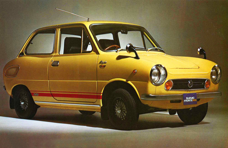 1968年11月に発売された「スズキ・フロンテSS」。リアに積んだ空冷2ストローク3気筒エンジンと軽快なハンドリングがもたらす走りによって軽スポーツのなかでも人気が高く、ジムカーナなどでも活躍した。サイドストライプはオプション。