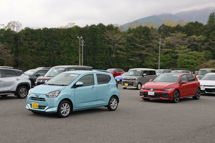 試乗コースへと出発する軽乗用車「ダイハツ・ミラ イース」とホットハッチ「フォルクスワーゲン・ゴルフGTI」。「新型車大試乗会」には多種多様なモデルが用意されており、「日産GT-R」や「レクサスLC500」といった憧れのスポーツカーや、「BMW M5」や「メルセデスAMG GT43クーペ」といった高性能なドイツ車なども含まれる。