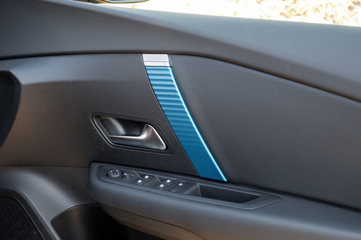 エンジン車との視覚的な識別点としては、内外装のブルーのアクセントや、専用の18インチアロイホイール「HANOI」などが挙げられる。