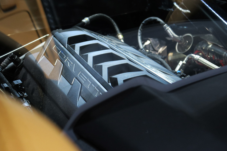 シボレー・コルベット2LT（キャビンから見た6.2リッターV8 OHVエンジン）