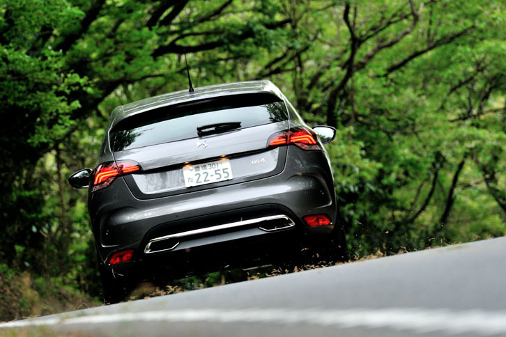 試乗車のボディーカラーは「グリ プラチナム」。