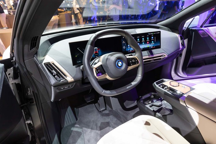 BMW iX（コックピット）