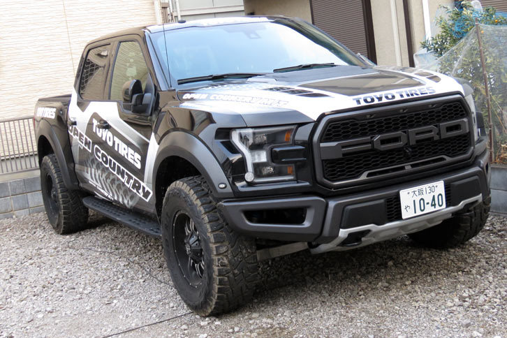 堀田家が管理する平置きの駐車場に鎮座する「フォードF-150ラプター」。冷静に考えたら、今回のバイパー引き取りにまつわる苦労は、だいたいコイツのせいである。