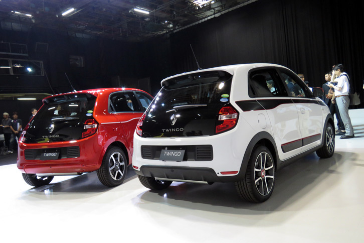 「ルノー・トゥインゴ パックスポール」（手前）と「インテンス」（奥）。