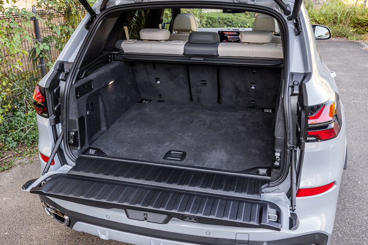 「X5」では、全車に上下2分割式のリアゲートが採用される。リアシートを使用する5人乗車時の荷室量は650リッターで、後席を折りたためば1870リッターに拡大できる。