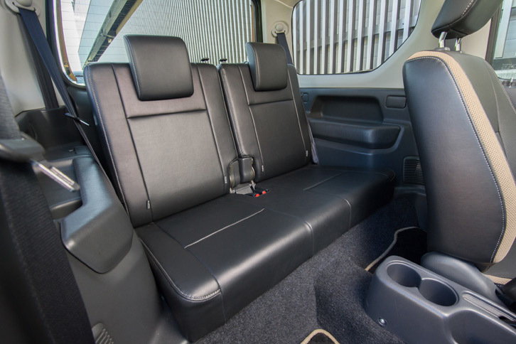 リアシートは座面の高さが低く、一般的な男性の体格だとヒザを浮かせた着座姿勢を強いられる。新型では、こうした居住性についても改善が図られるかもしれない。