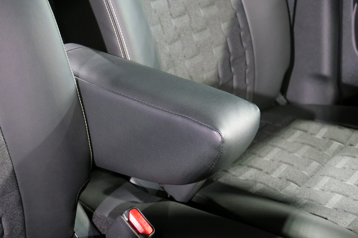 三菱デリカミニTプレミアム（フロントセンターアームレスト）