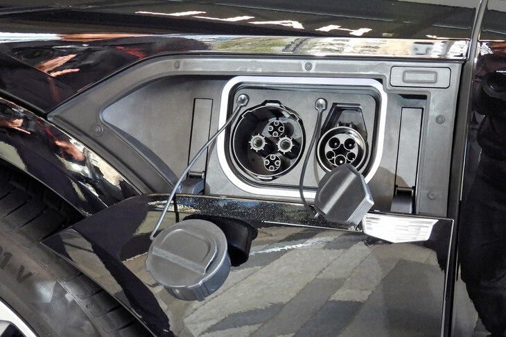 キャデラック・リリック（普通／急速充電口）