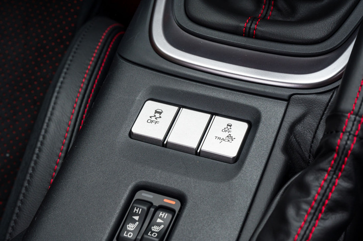 スバルは6段MT車に独自の「スポーツ」モードを加えたが、それはこちらにはない。「GR86」は元からスポーツモードのようなセッティングだから……とのことらしい。