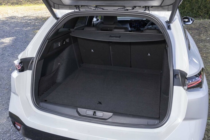 荷室の容量は608リッター。「GT」はキーを携帯してバンパーの下に足をかざすとゲートを開閉できる「ハンズフリーテールゲート」を装備する。