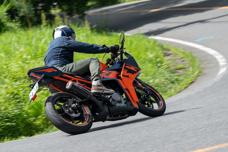 ストリートでもサーキットでもスポーツライディングが楽しめる「KTM RC390」。ビギナーからベテランまで、幅広いライダーにお薦めできるバイクといえるだろう。
