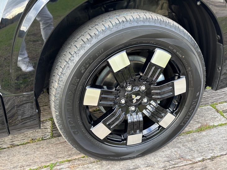 アルミホイールも新デザイン。ホイールアーチモールが加えられたため、ボディーの全幅が1795mmから1815mmに拡大している。