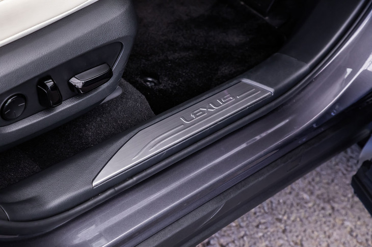 NX450h＋“バージョンL”（ドアシルプレート）