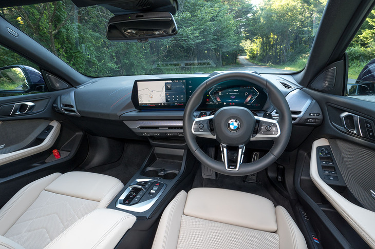 カーブドディスプレイを中心としたインテリアは最新のBMWではおなじみの眺め。「Mスポーツ」なのでダッシュボードの上面にレッド、ブルー、スカイブルーのステッチが入る。