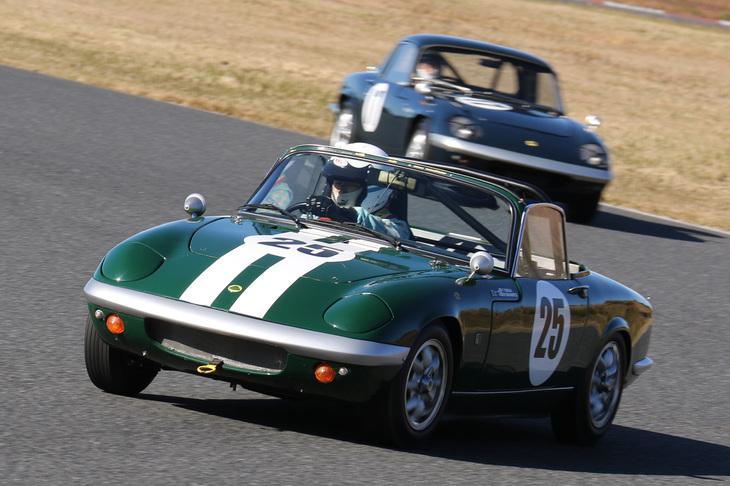 3位は“緑に白ストライプ”の1966年「ロータス・エランS3」。「セブリング40mトロフィー」でも3位に入ったマシンで、ドライバーは坂本典正氏。