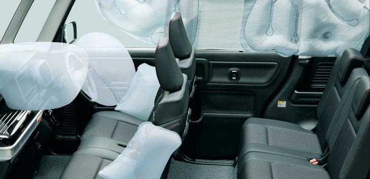 「スズキセーフティーサポート」非装着車を除き、SRSカーテンエアバッグが標準装備となった。