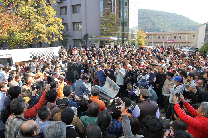 午前と午後の2回にわたって行われた「ブガッティT35T」の“火入れ式”。往年の『カーグラフィックTV』のオープニングでおなじみのエンジン始動パフォーマンスだが、ご覧のとおり黒山の人だかりだった。