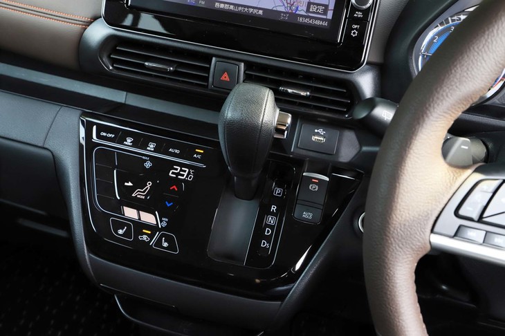 トランスミッションは全車でCVTを採用。軽い力で操作できるよう、セレクターは高い位置にレイアウトされている。