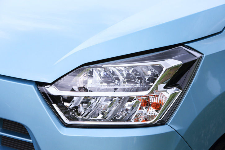 「G“SA III”」「X“SA III”」に標準装備されるLEDヘッドランプ。廉価モデルの「B“SA III”」にもオプションで用意される。