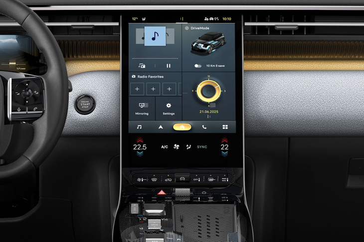 ダッシュボード中央にステランティスで最大級となる13インチの縦型「ウォーターフォールスクリーン」を配置。
