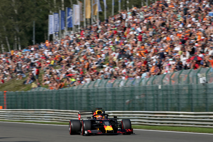 生まれ故郷に近いということもあり、ベルギーGPはフェルスタッペン（写真）の母国レースのようなもの。オレンジ色の大応援団がスパ・フランコルシャンに大挙して訪れた。ホンダが新型「スペック4」パワーユニットをデビューさせるも、グリッド降格は必至であったため、レッドブルではアルボン、トロロッソではダニール・クビアトに新型を与えたのみ。フェルスタッペンは旧型のままとし、“準地元”での降格を免れた。そのパワーユニットが時折ダウンするという症状に悩ませられながらも予選で5位を獲得。レースではスタートで出遅れ、鋭角のターン1でキミ・ライコネンのアルファ・ロメオと接触、その影響でフロントサスペンションが壊れてウオールにヒットし0周リタイア。連続トップ5フィニッシュの記録は21戦で途絶えた。（Photo=Red Bull Racing）