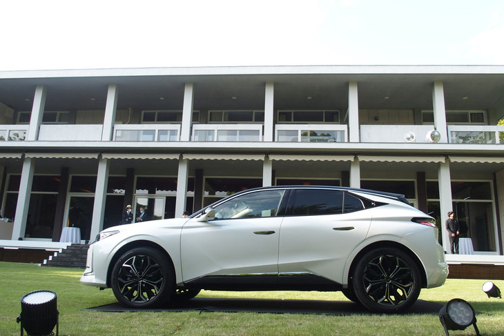 DS 4リヴォリPureTech（サイドビュー）