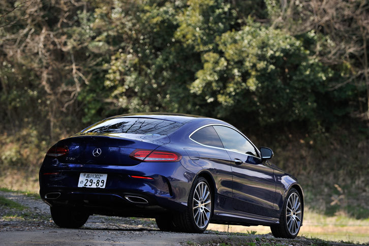 先代の「Cクラス クーペ」が“窓枠”付きのサッシュドアを採用していたのに対し、新型ではサッシュレスドアとなっている。