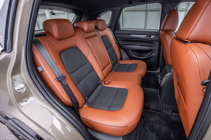 前席と同じく後席にもテラコッタとブラックを組み合わせたシート表皮を採用し、レトロな雰囲気とスポーティーさを演出。背もたれには40：20：40の分割可倒機構が備わり、レバー操作で荷室からもワンタッチで倒せるようになっている。