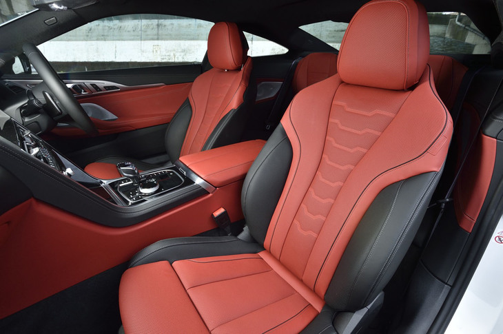 今回の試乗車には、オプションとなるBMWインディビジュアルの「エクステンドレザーメリノシート」が装着されていた。シート表皮は「フィオナレッド／ブラック」（写真）のほか、全17色から選択できる。