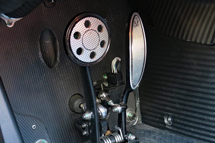 パガーニ・ウアイラ ロードスターBC（アクセル／ブレーキペダル）