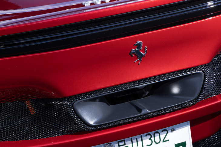 リアセクションの中央に設けられたマフラー。「ホットチューブ」を介してエンジン音が伝えられるキャビン内はもちろん、車外で聴いていても「296GTB」のサウンドは美声だ。