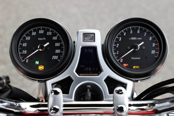 メーターは古式ゆかしきアナログの2眼式。その間には走行距離や燃料計などの機能を備えたモノクロの液晶ディスプレイが備わる。