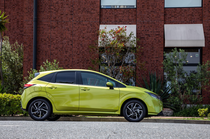 「日産ノートX FOUR」のボディーサイズは全長×全幅×全高＝4045×1695×1520mm、ホイールベースは2580mm。先代モデルより全長が55mm、ホイールベースが20mm短縮されている。