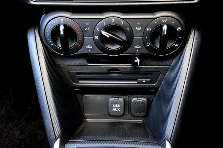 エアコンはマニュアルとなる。CDプレーヤーはオプション。