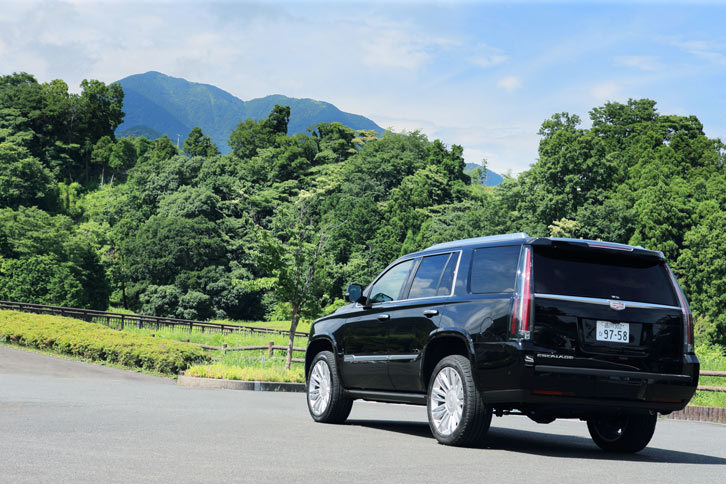 改良前と同様、日本仕様の「エスカレード」には「プレミアム」と「プラチナム」の2グレードがラインナップされる。