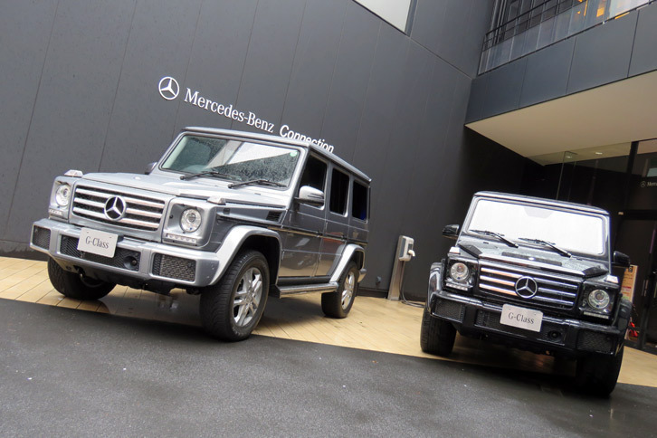発表会の会場に展示された2台の「Gクラス」。車両の基本設計はもちろん、直線基調の四角いボディーやまっ平らなウィンドウなど、外観デザインについても37年間ほぼ変わらずに受け継がれている。