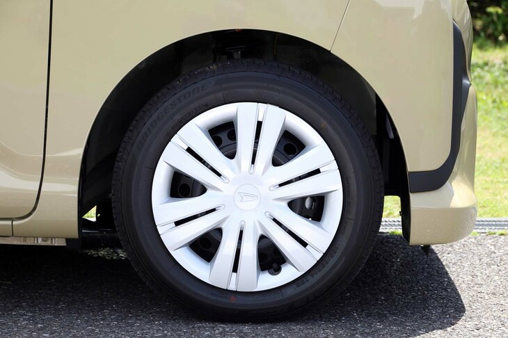 アルミホイールを履く上級グレードに対し、「X」「L」グレードはフルホイールキャップ付きの14インチスチールホイールを装着。タイヤサイズは155/65R14だ。