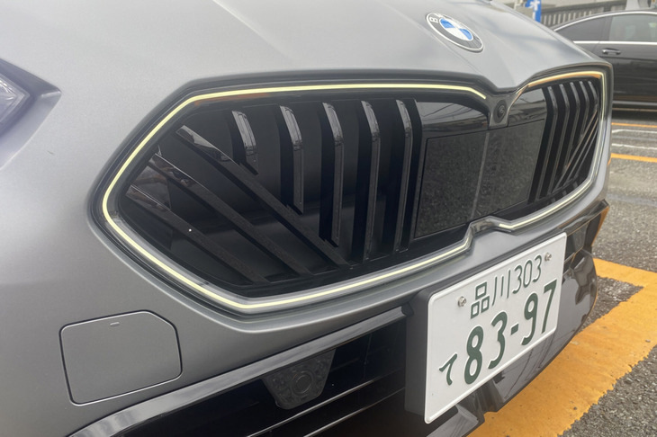 先代「1シリーズ」は、キドニーグリルをむりやり上のほうまで伸ばして折り畳み、口をギイーッと笑わせてわざわざ不細工にしたみたいだったけど、最新モデルは小ぶりでシンプルなデザインとなった。