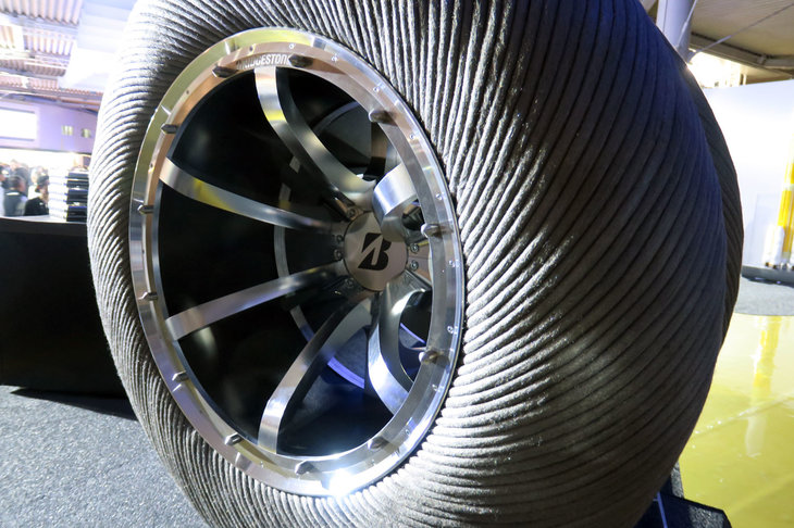 ブリヂストンが開発している「有人与圧ローバ」用のタイヤ。