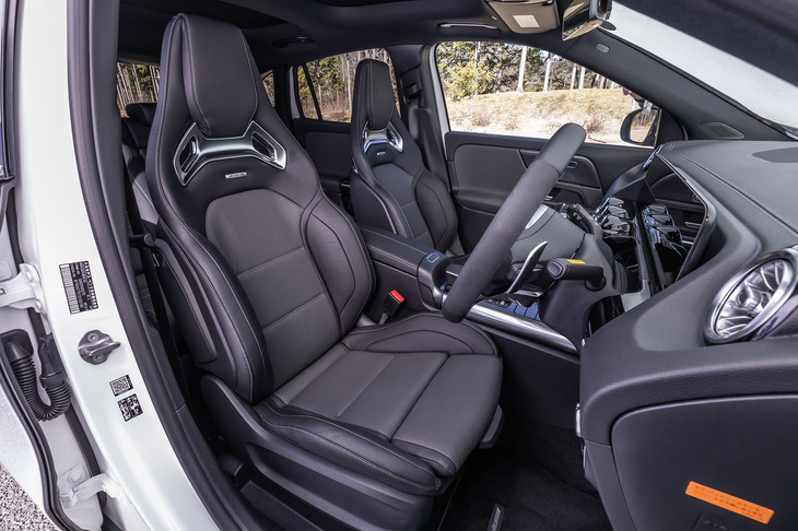 今回の試乗車は、サイドサポート部分が大きく張り出したオプションの「AMGパフォーマンスシート」を装備。写真のシート色は「チタニウムグレー／ブラック」で、ほかに「クラシックレッド／ブラック」が選択できる。